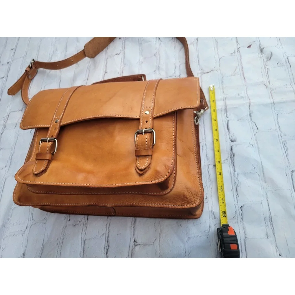 100% Leather messenger bag, stylish, functional, modern, classy, preppy, mod,